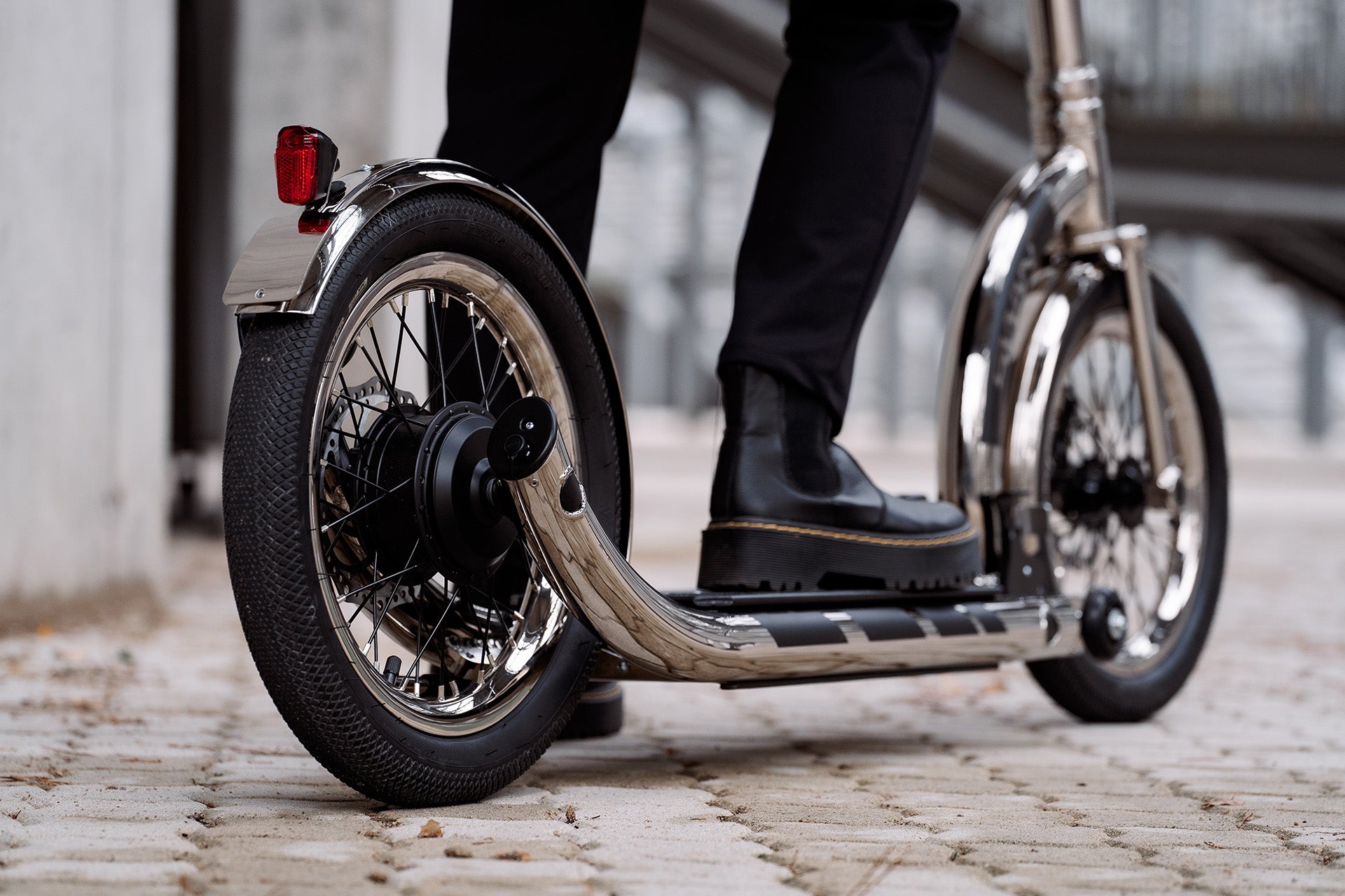 SWAN | Folding e-scooter with big wheels